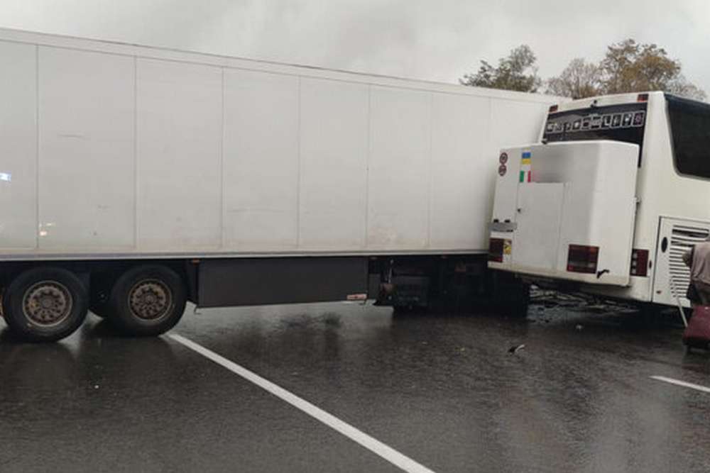Смертельна ДТП на Закарпатті – рейсовий автобус зіткнувся з вантажівкою, є загиблі (фото)3
