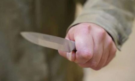 У Києві невідомі напали з ножем на військовослужбовця
