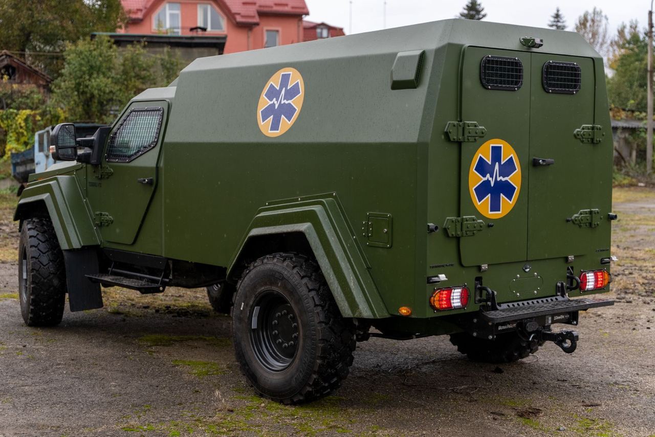 В Україну прибула перша броньована автівка швидкої допомоги для евакуації поранених
