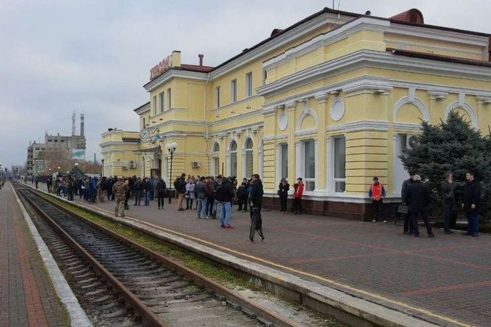 Потяг Херсон-Київ потрапив під обстріл, а вокзал перейшов на резервне живлення – УЗ