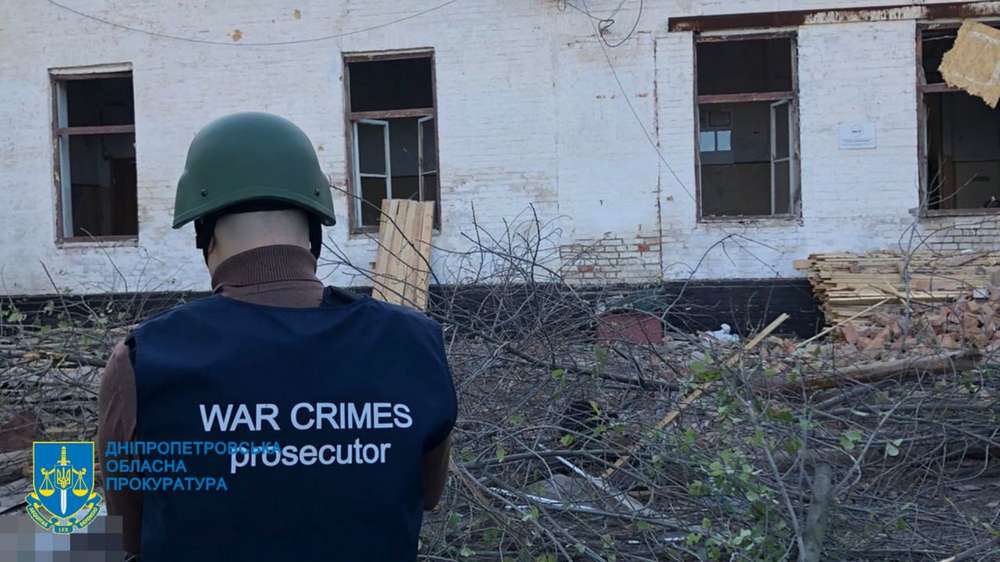 Ворог вдарив по Нікополю ракетою: є жертви, зруйновано гімназію, понівечено 42 будинки (фото, відео)