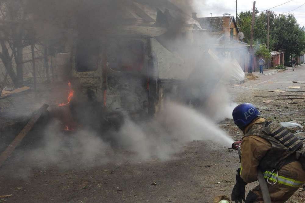 Окупанти підло обстріляли рятувальників у Нікополі під час ліквідації наслідків попередньої атаки: двоє поранених