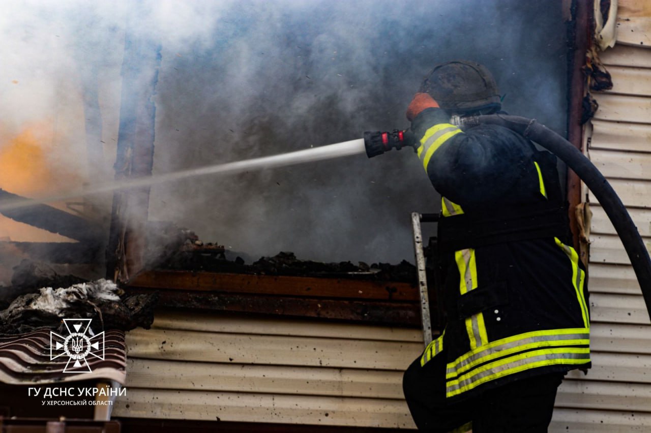 З самого ранку Херсон здригається від вибухів: виникли пожежі, є поранені