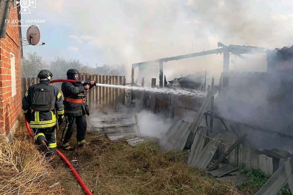 Окупанти вдарили по Вовчанську, спричинивши велику пожежу (фото)