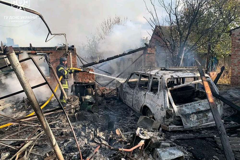 Окупанти вдарили по Вовчанську, спричинивши велику пожежу (фото)