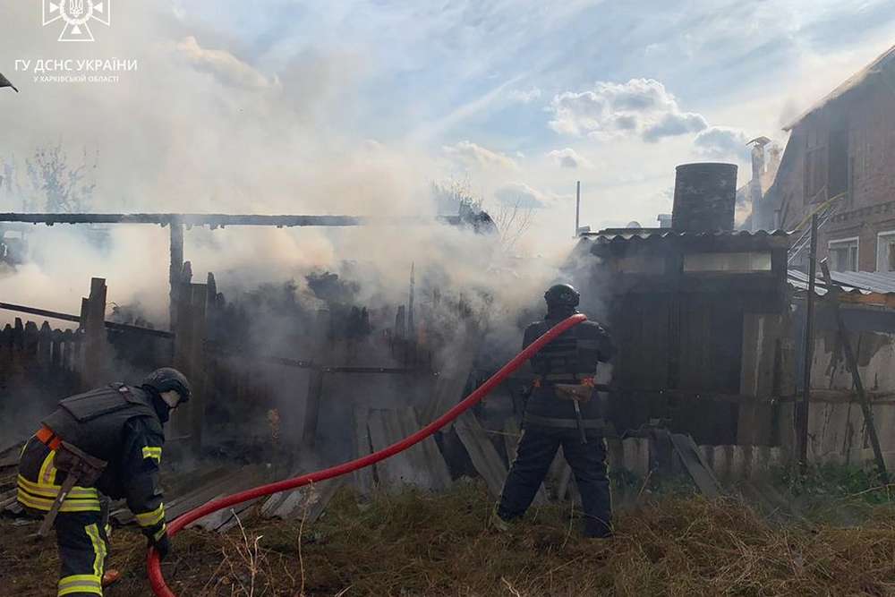 Окупанти вдарили по Вовчанську, спричинивши велику пожежу (фото)