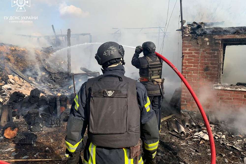 Окупанти вдарили по Вовчанську, спричинивши велику пожежу (фото)