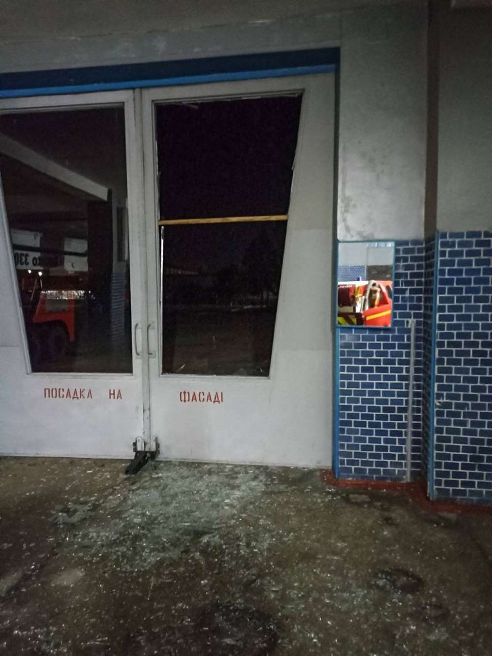 у містах Славута та Нетішин вибуховою хвилею пошкоджені приміщення пожежно-рятувальних частин та будівля відділу поліції