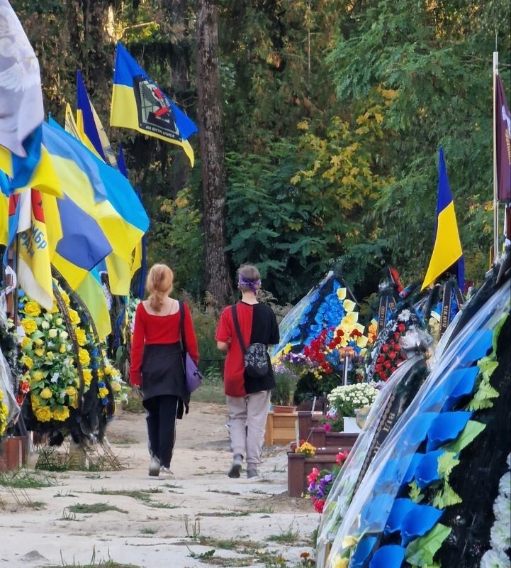 Група підлітків грабувала могили