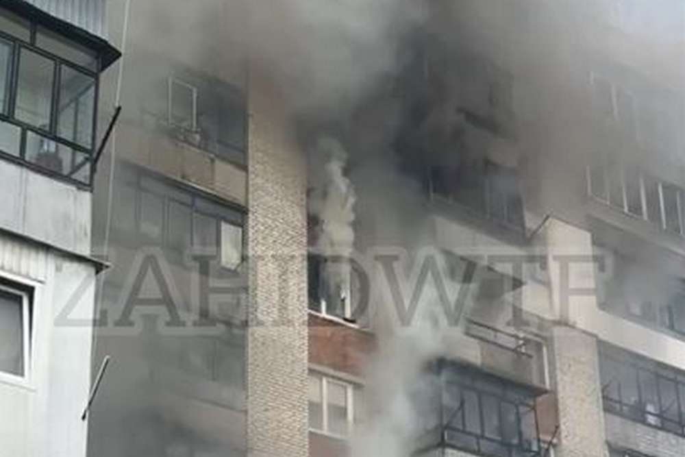ВІДЕО МОМЕНТУ: На Львівщині чоловік стрибнув з 7 поверху, рятуючись від пожежі