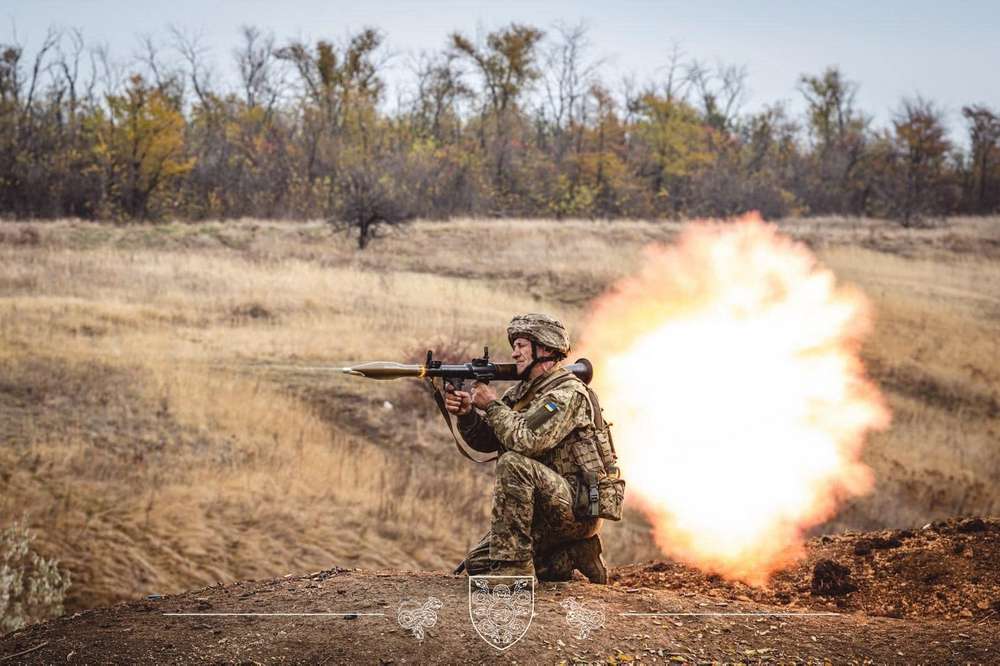 Ворог намагається оточити Авдіївку і атакував на 5-ти напрямках: ситуація на фронті 6 листопада