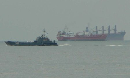 В Криму уражено десантні кораблі окупантів з живою силою і технікою – подробиці і відео від ГУР
