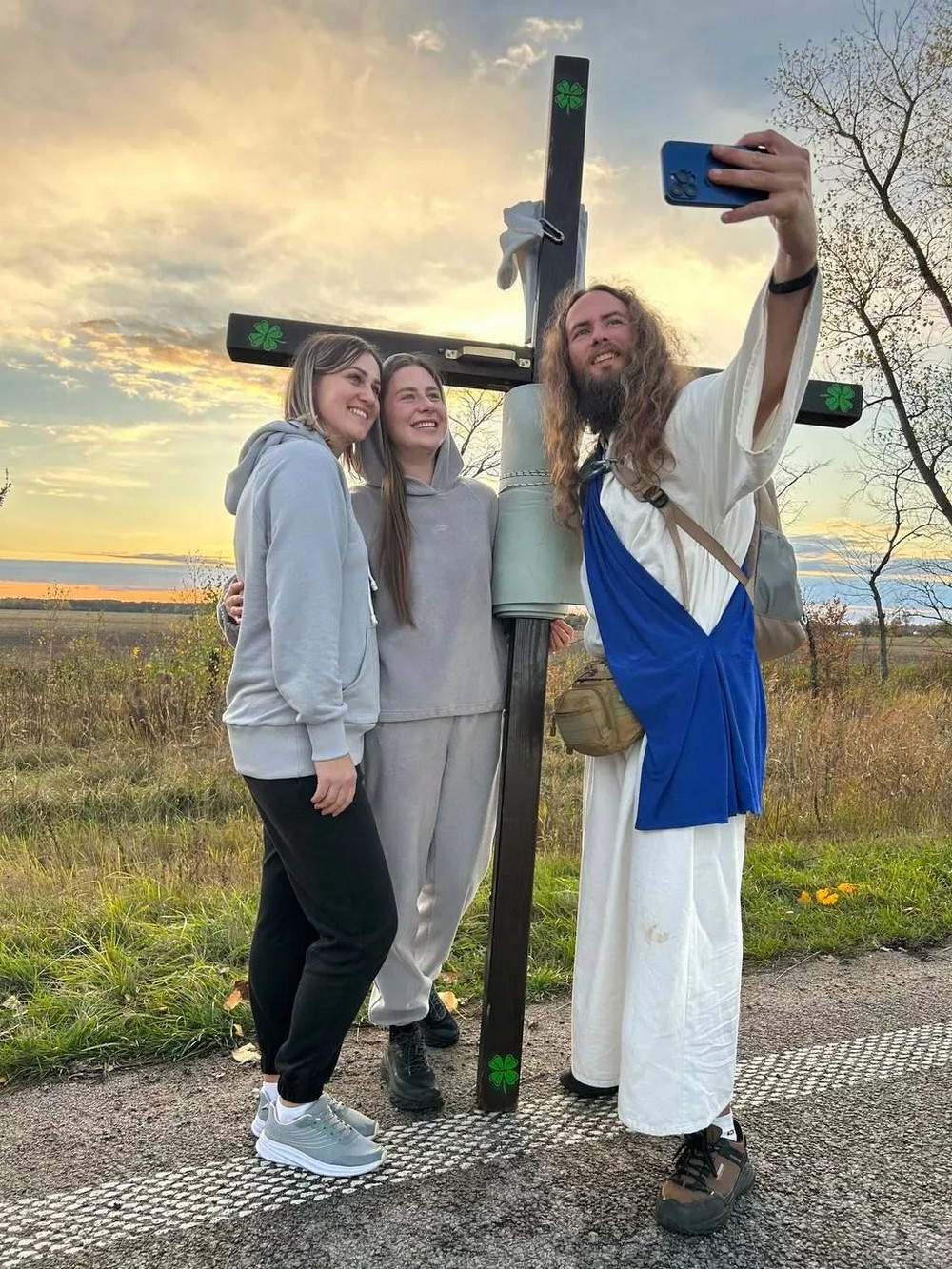 Біля Києва помітили чоловіка з хрестом на плечах – що про нього відомо (фото, відео)