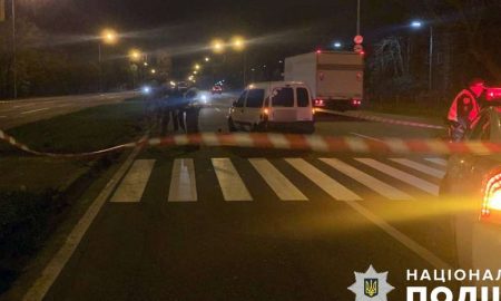 ДТП на блокпосту Києва – водій «Рено» збив військову на переході (фото)