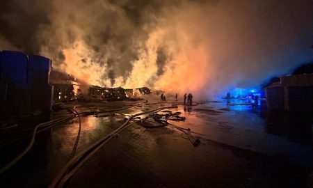 Масштабна пожежа у Вінниці – рятувальники всю ніч вели боротьбу з вогнем (відео)