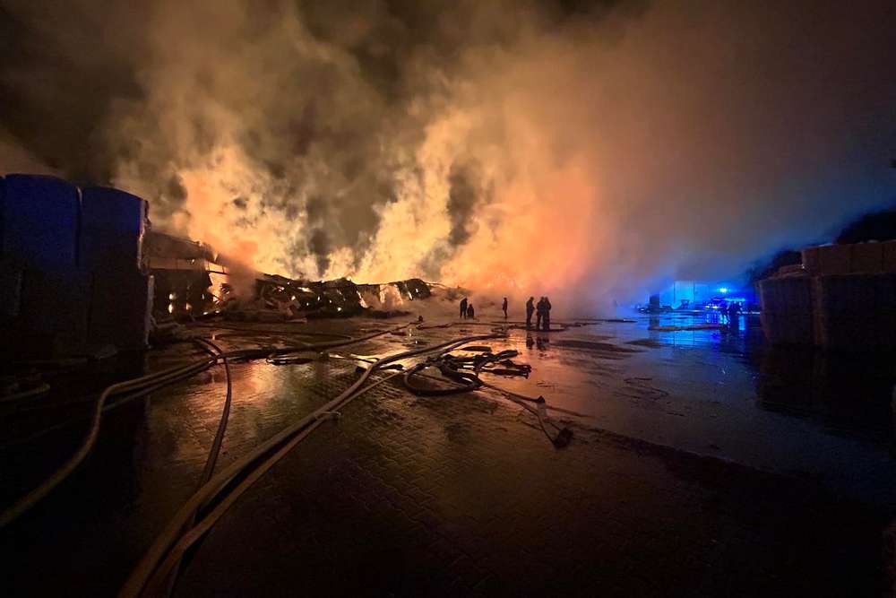 Масштабна пожежа у Вінниці – рятувальники всю ніч вели боротьбу з вогнем (відео)