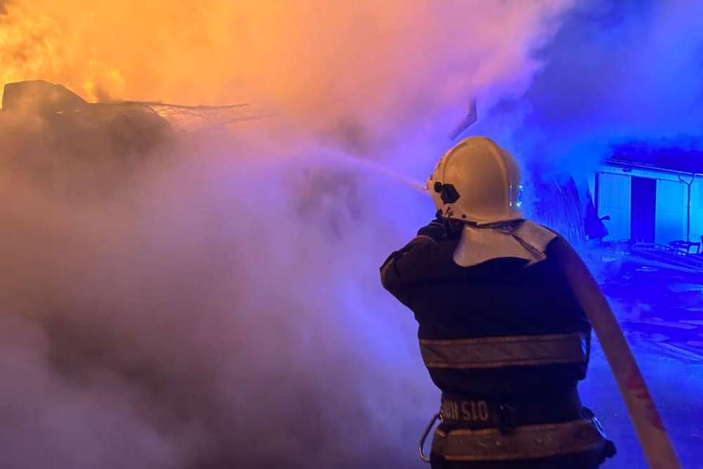 Масштабна пожежа у Вінниці – рятувальники всю ніч вели боротьбу з вогнем (відео)1