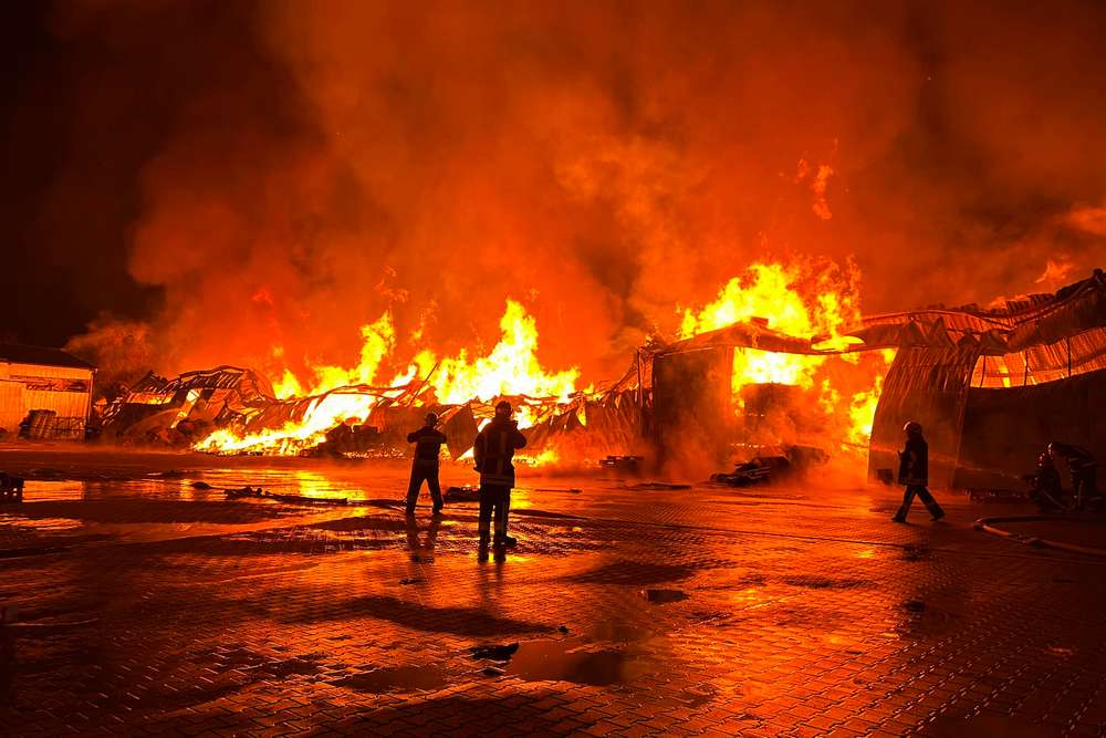 Масштабна пожежа у Вінниці – рятувальники всю ніч вели боротьбу з вогнем (відео)2