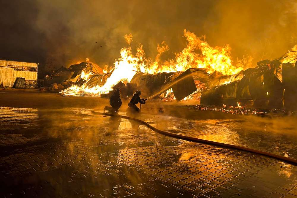 Масштабна пожежа у Вінниці – рятувальники всю ніч вели боротьбу з вогнем (відео)3