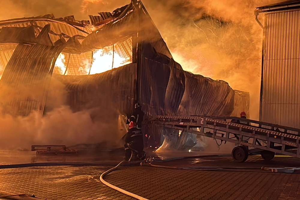 Масштабна пожежа у Вінниці – рятувальники всю ніч вели боротьбу з вогнем (відео)4