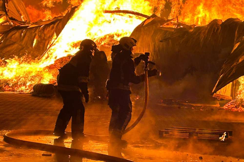 Масштабна пожежа у Вінниці – рятувальники всю ніч вели боротьбу з вогнем (відео)5