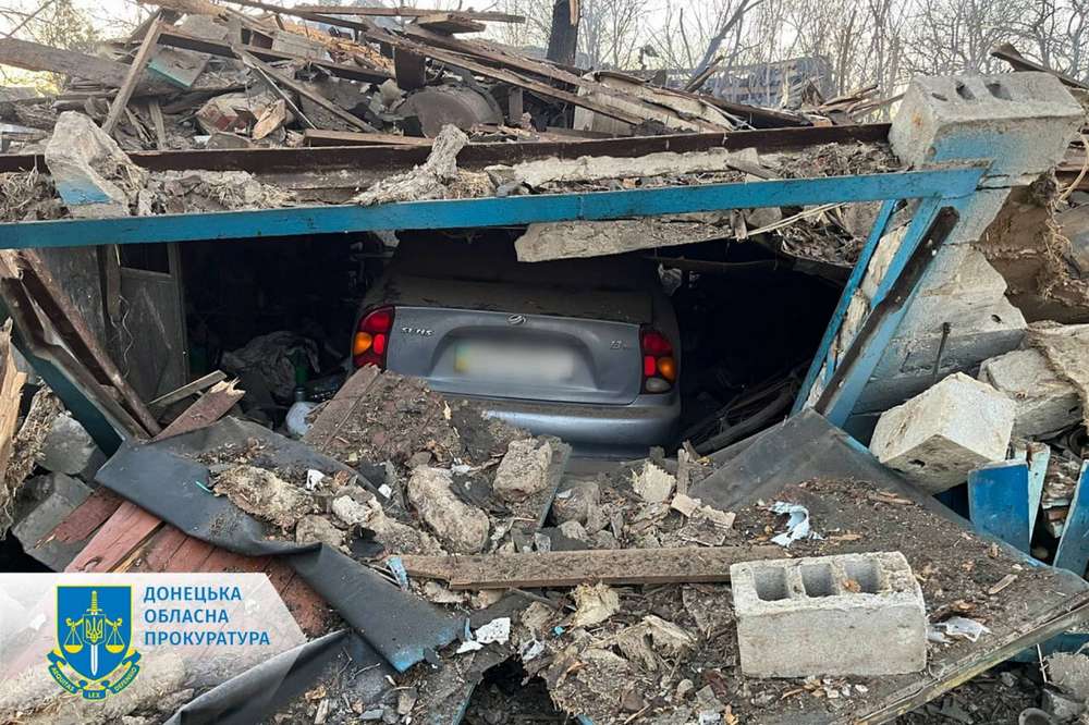Окупанти вдарили касетними боєприпасами по селу на Донеччині три людини загинули