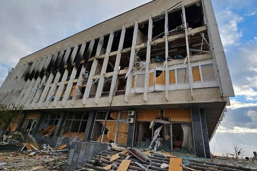 Ранковий обстріл Херсона під російську атаку потрапила бібліотека, у місті є загиблий