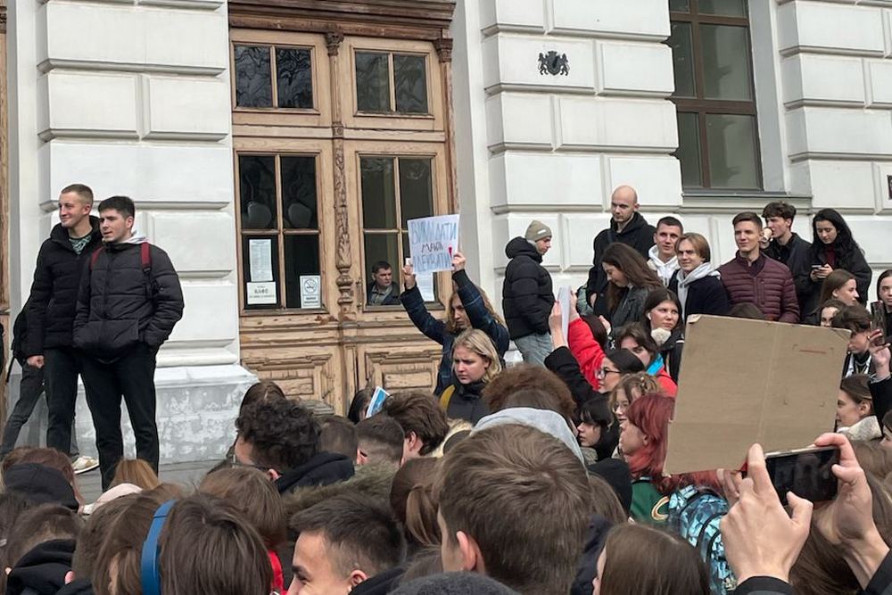 Студенти Львівської політехніки організували мітинг проти Фаріон вимагають її звільнення333333