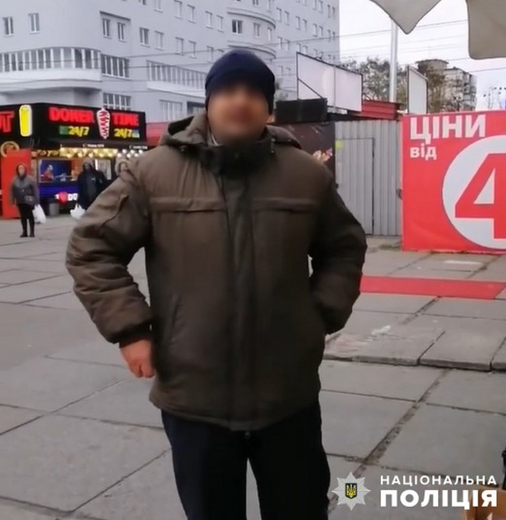 У Києві чоловік напав на жінку з дитиною, бо ті говорили українською – що відомо