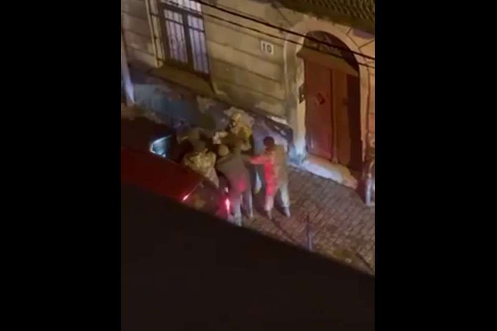 У Львові люди у військовій формі заштовхали чоловіка в мікроавтобус і вибили телефон з рук жінки, яке це знімала – що кажуть у ТЦК