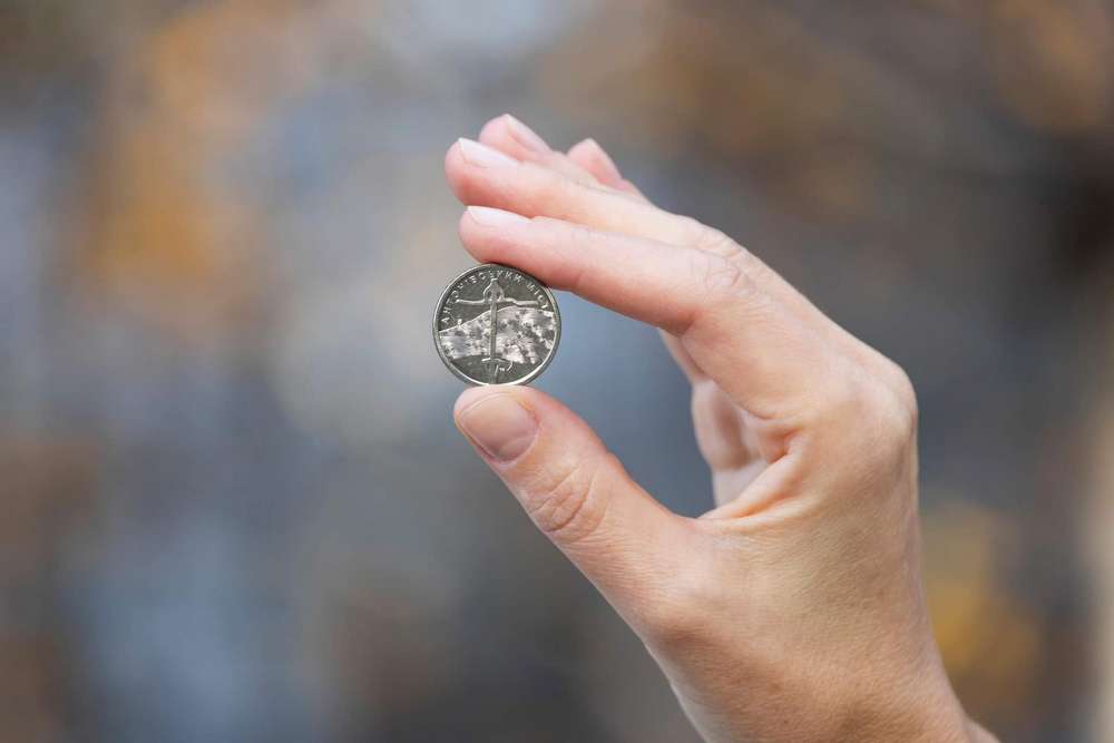 В Україні ввели в обіг нову 10 гривневу монету (фото)4