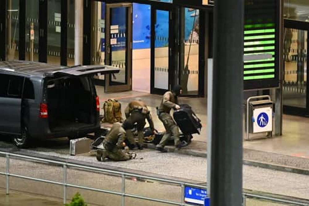 В аеропорту Гамбурга озброєний чоловік тримає в заручниках 4 річну дівчинку – що відомо1