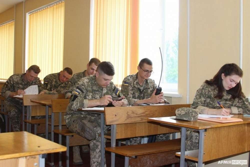 Військові кафедри у вишах хлопці та дівчата проходитимуть курс військової підготовки