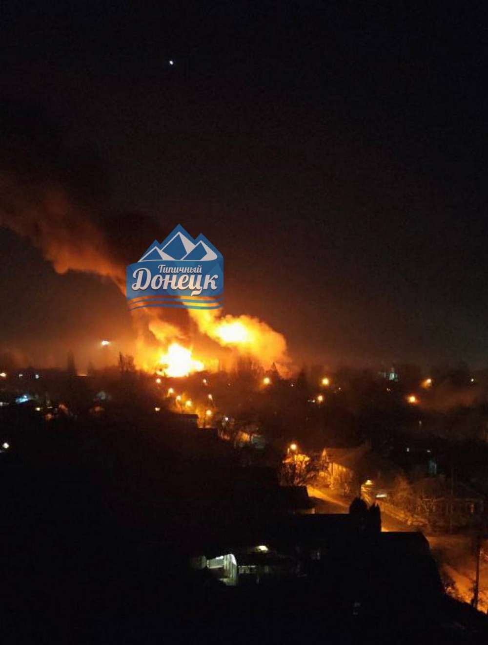 Потужні вибухи у Донецьку 31 жовтня: палали цистерни з паливом, поранено пропагандистів (відео)