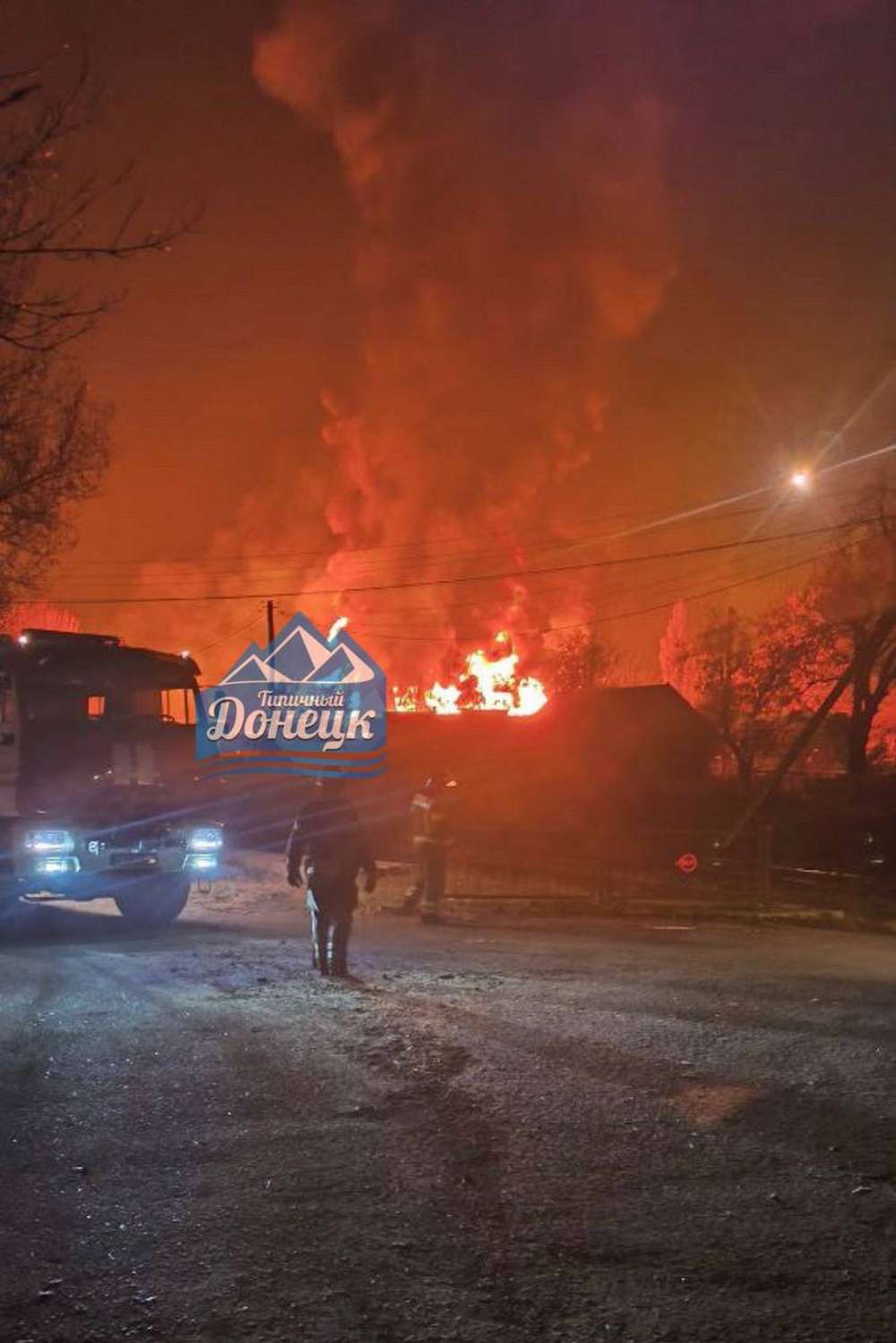 Потужні вибухи у Донецьку 31 жовтня: палали цистерни з паливом, поранено пропагандистів (відео)