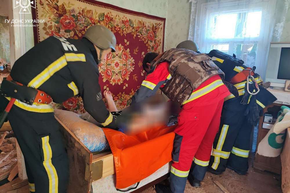 Окупанти гатили по Козачій Лопані: з понівеченого будинку врятували жінку, троє поранених