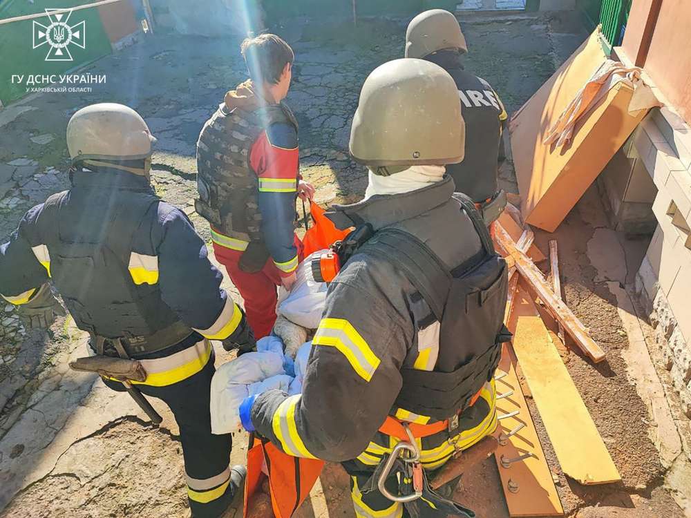 Окупанти гатили по Козачій Лопані: з понівеченого будинку врятували жінку, троє поранених