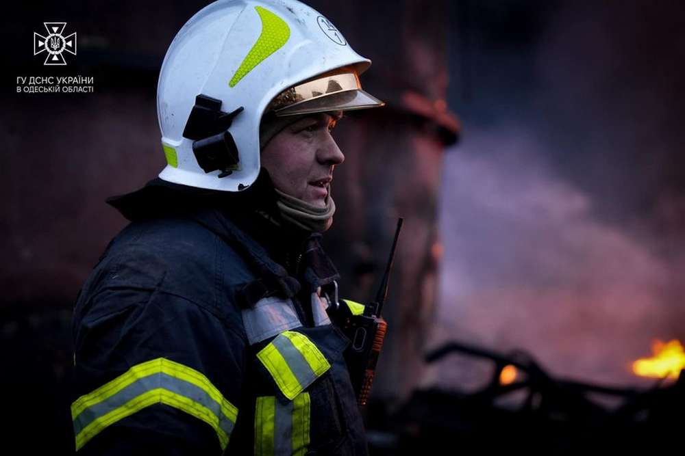 Рятувальники ліквідували пожежу, що сталась внаслідок влучання в об'єкт енергетичної інфраструктури на Одещині