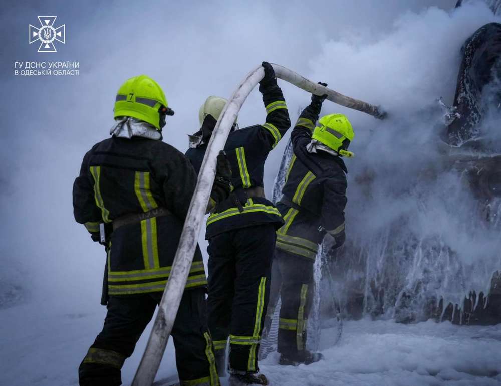 Рятувальники ліквідували пожежу, що сталась внаслідок влучання в об'єкт енергетичної інфраструктури на Одещині