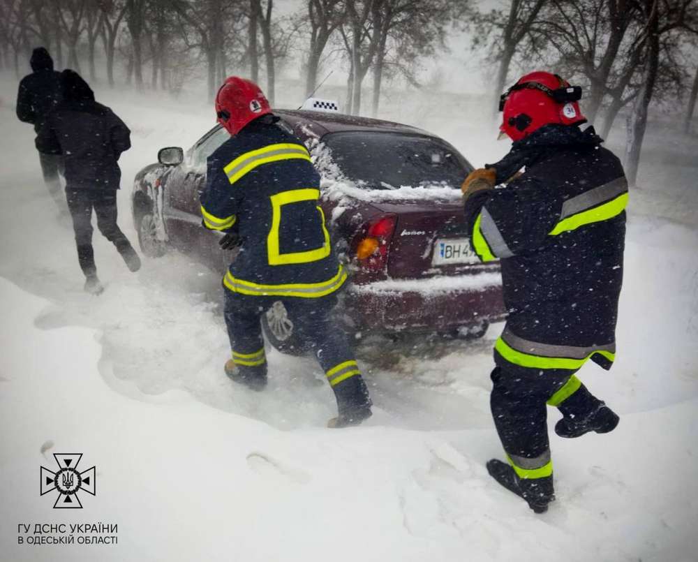 Пекло на дорогах Одещини 26 листопада: перекрито важливу трасу, багато аварій (відео)