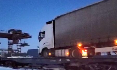 Укрзалізниця відправила першу партію вантажівок через кордон з Польщею