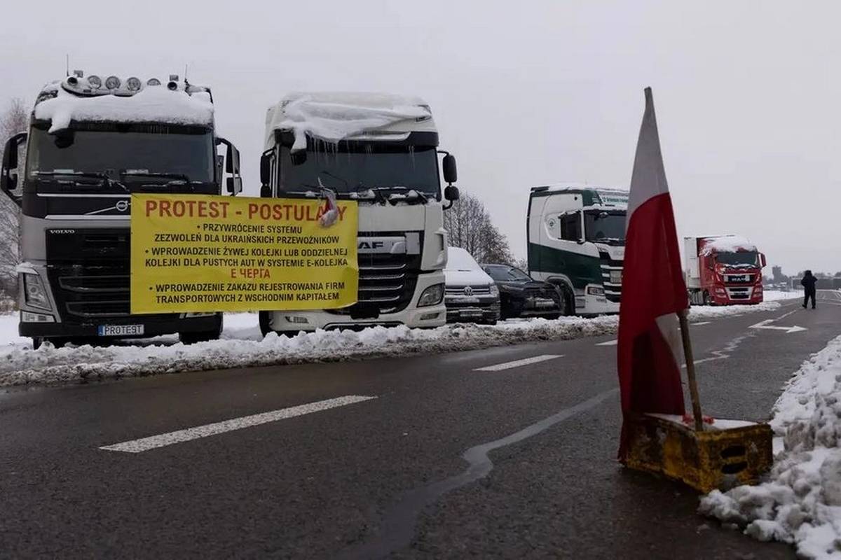 влаштували демарш Польщі через блокаду кордону