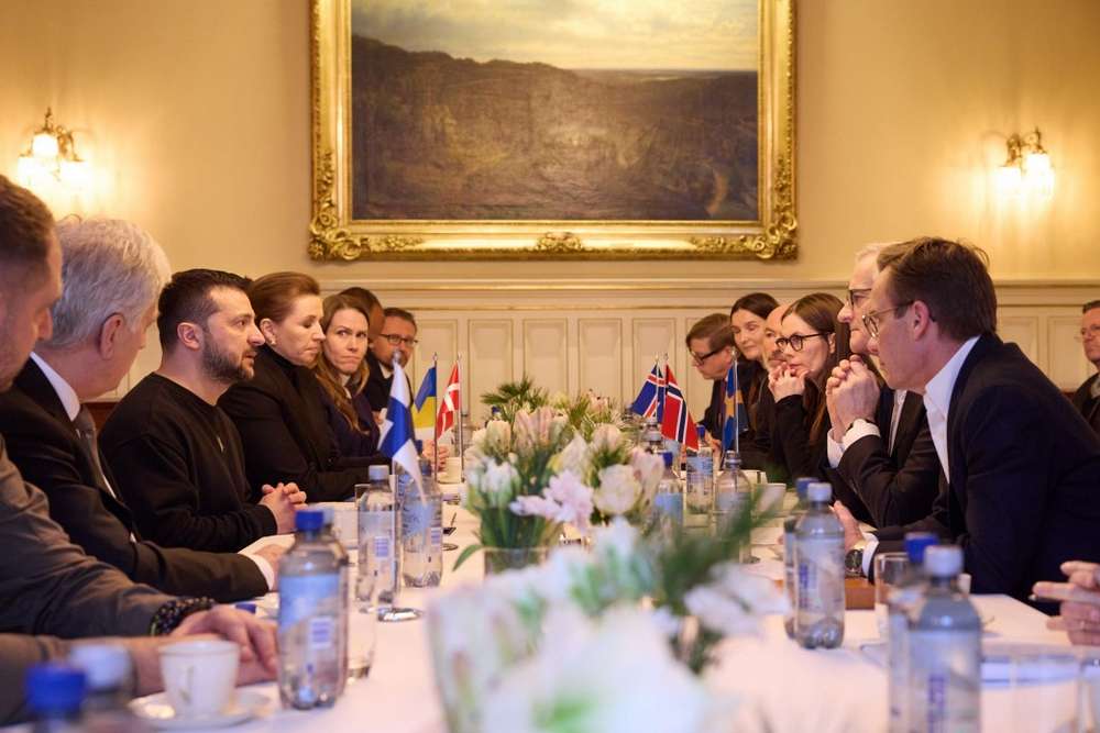Прем’єр-міністр Норвегії Йонас Гар Стьоре оголосив про плани надати Україні додаткову допомогу для посилення протиповітряної оборони, фінансову підтримку для сфери охорони здоров’я та освіти і, крім того, профінансувати нарощування виробництва боєприпасів. Як повідомляє 
