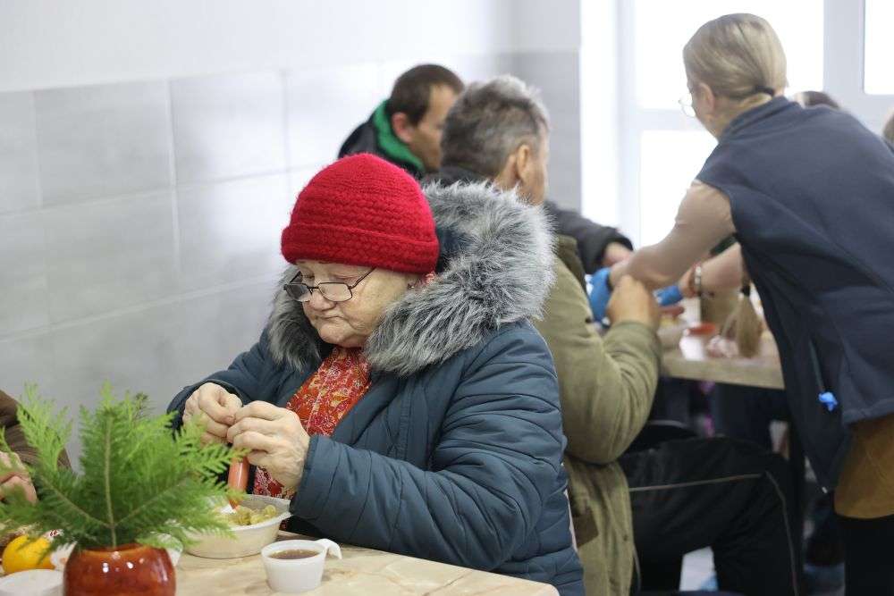 Зігрітися, помитися, поїсти: соціальний автобус для бездомних у Львові здійснив перший рейс