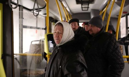 Зігрітися, помитися, поїсти: соціальний автобус для бездомних у Львові здійснив перший рейс
