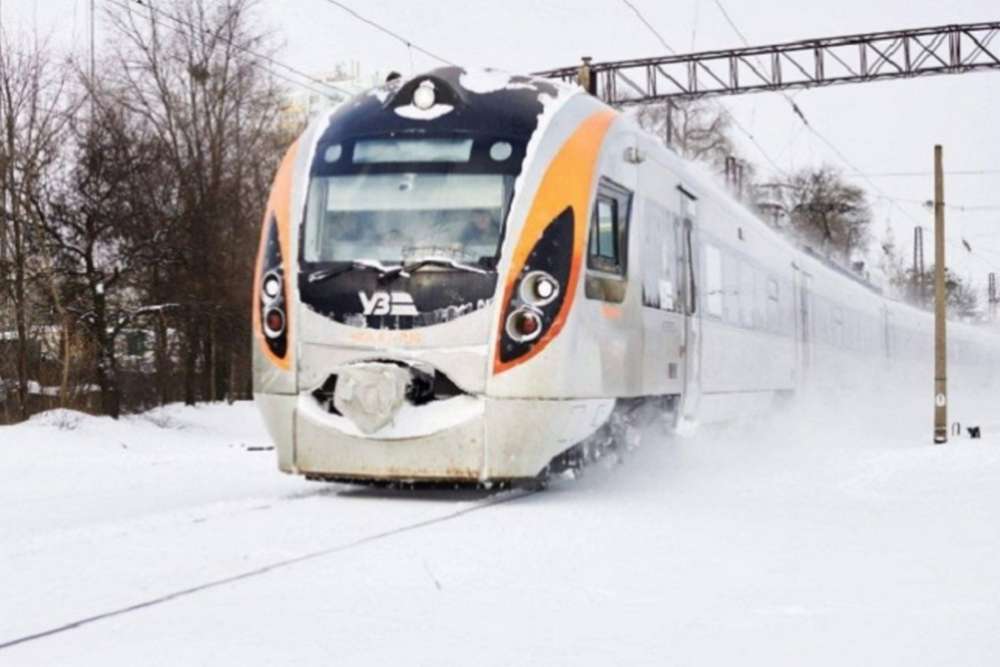 Низка поїздів затримується через снігопад на заході України 2 грудня – список
