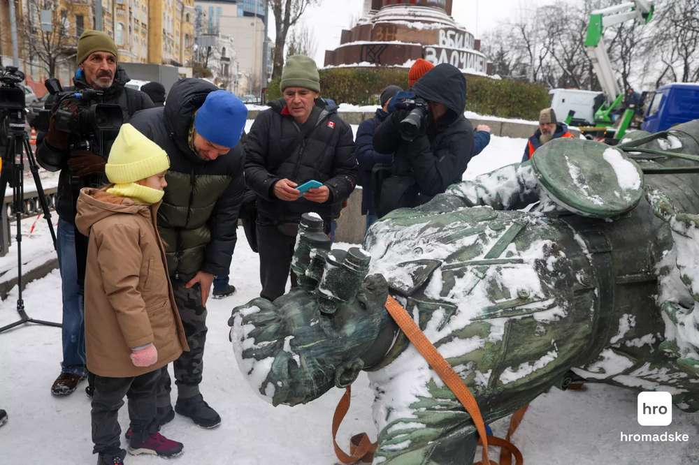 У Києві демонтували пам'ятник Миколі Щорсу (фото, відео)