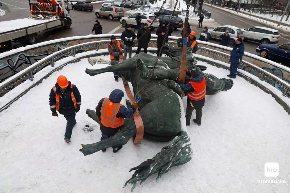 У Києві демонтували пам'ятник Миколі Щорсу (фото, відео)1
