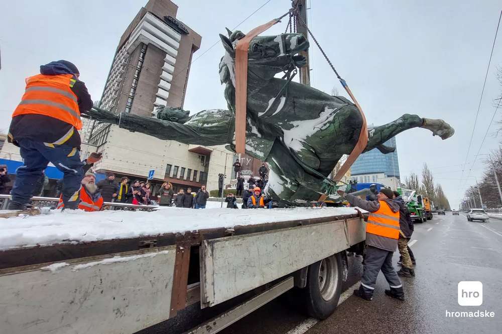 У Києві демонтували пам'ятник Миколі Щорсу (фото, відео)3