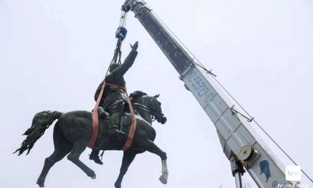 У Києві демонтували пам'ятник Миколі Щорсу (фото, відео)333